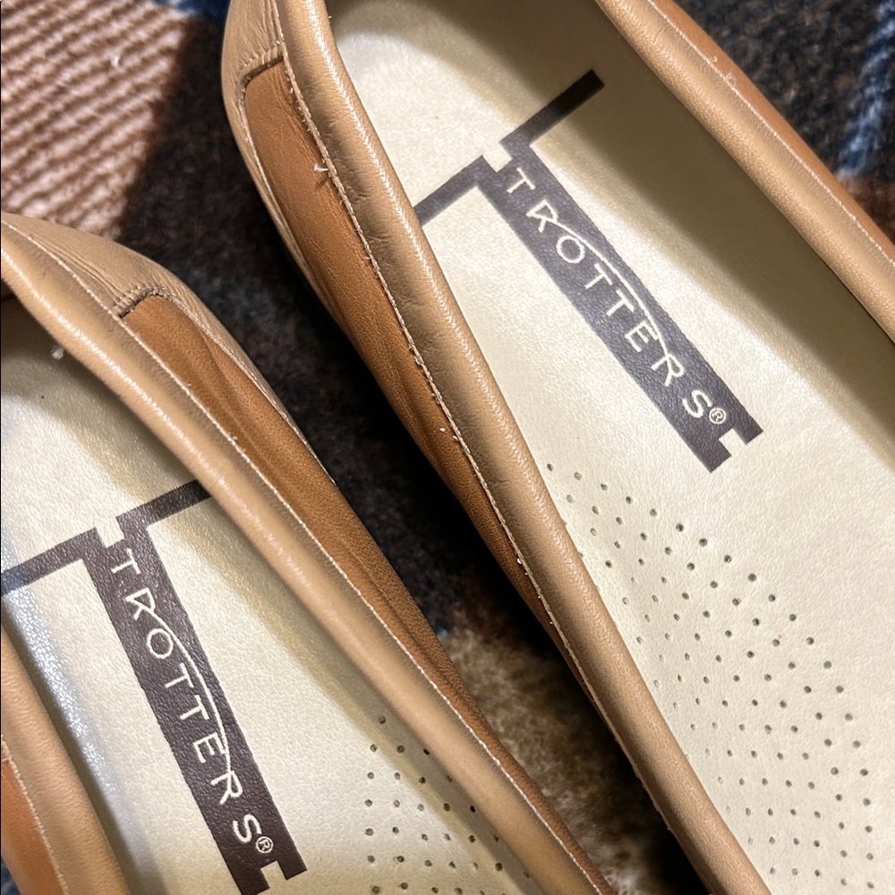 Trotters Women's Leather Loafers in Tan - Picture 3 of 9